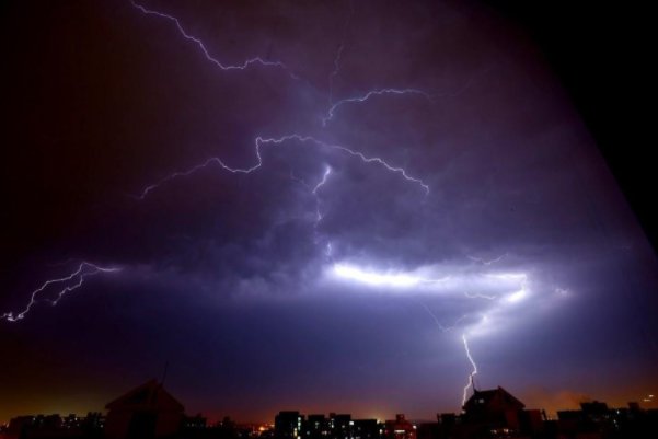 雷雨天气中的闪电很恐怖，闪电的直径究竟是多少？