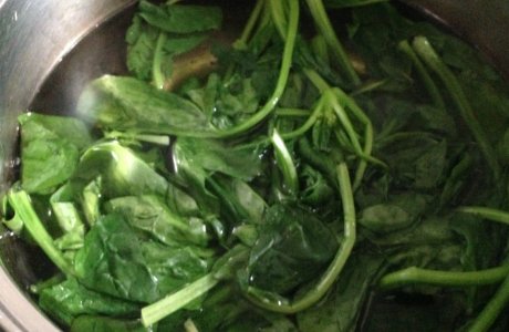 我听说菠菜炒鸡蛋有毒,是真的吗?