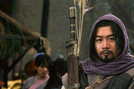 《水浒》梁山伯林冲落草，汴京城杨志卖刀简介概括。300字