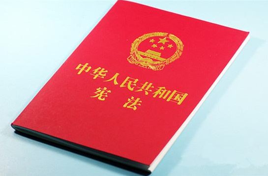 任何组织或者个人都不得有超越宪法和法律的特权，允许以权代法吗？