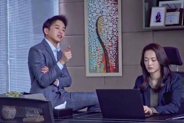 在姚晨与凌潇肃的离婚事件中，为何网友前几年狂骂凌潇肃，现在狂骂姚晨？