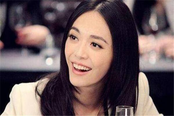 在姚晨与凌潇肃的离婚事件中，为何网友前几年狂骂凌潇肃，现在狂骂姚晨？