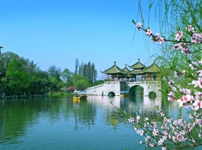 “烟花三月下扬州”是什么意思？