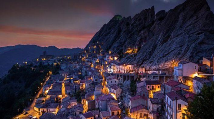 卡塔尔国家时间和北京时间差几个小时？