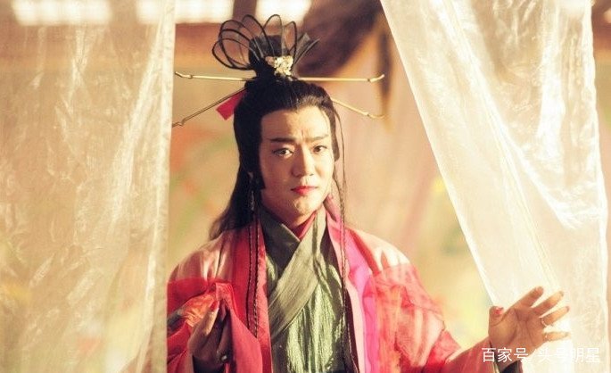 东方不败是男的还是女的？令狐冲喜欢东方不败吗？