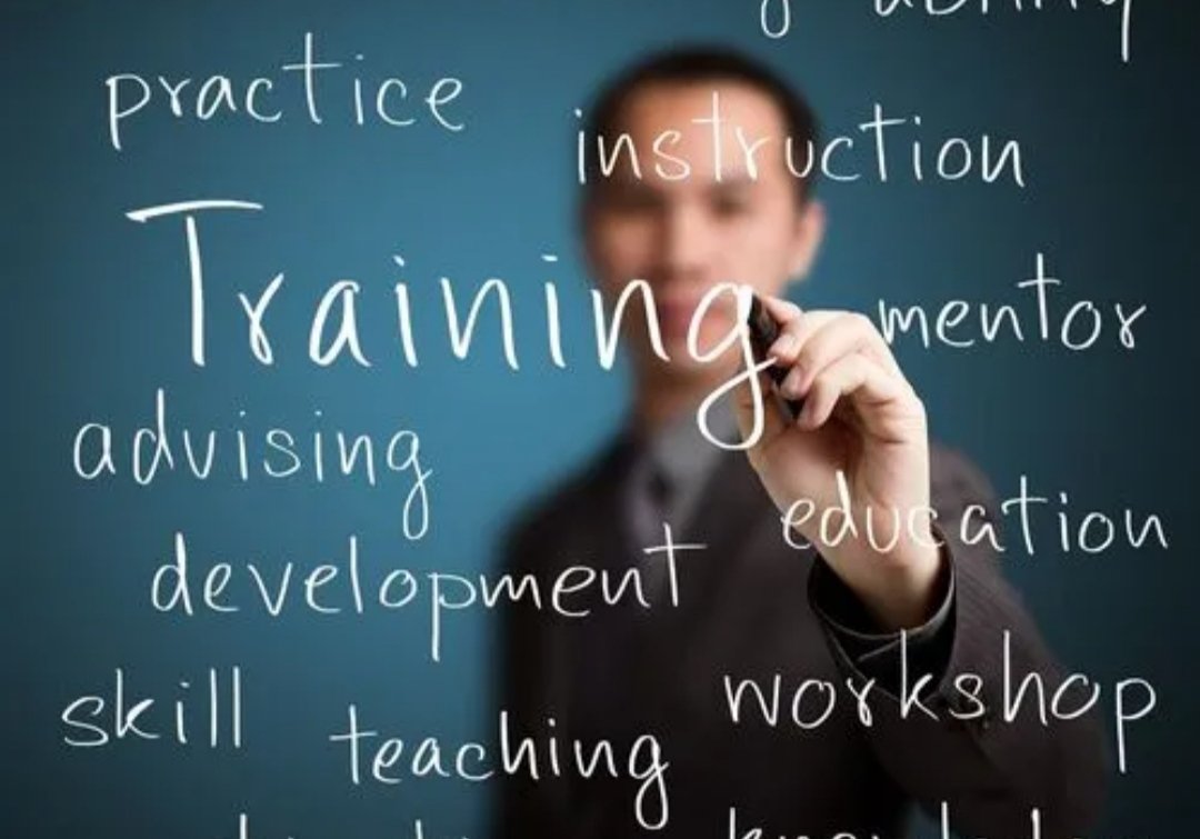 show up是什么意思