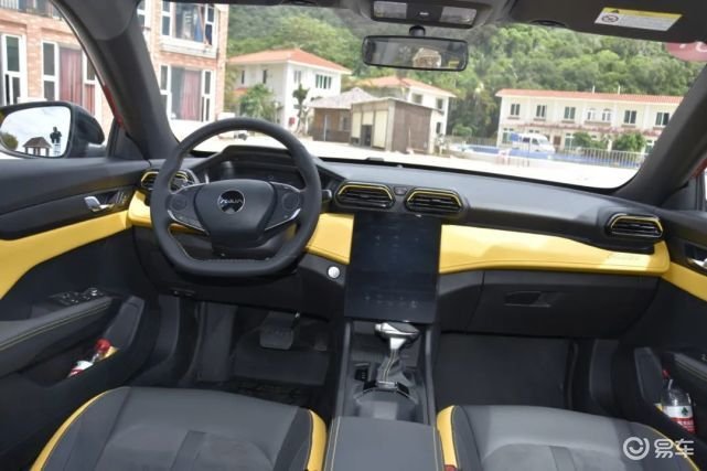 空间配置全部有，10万内国产家轿，家用选它们不会出错！