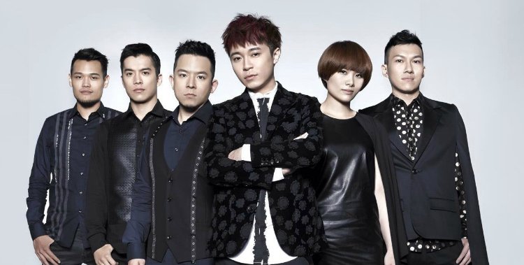 “开了灯眼前的模样，寂寞的?诺大的床，关了灯都一个样”这歌词是哪首歌的？