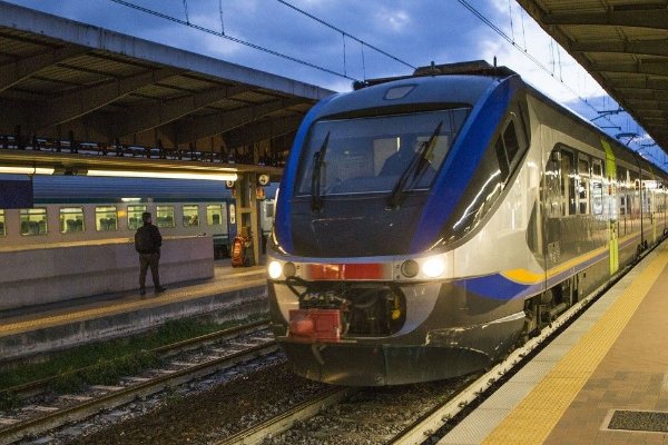 火车K111沿途停靠站点与时间