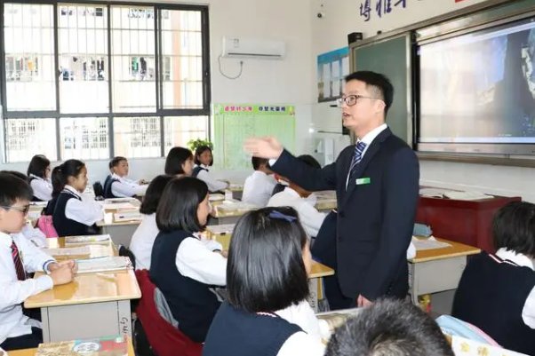 山高路远坑深,大军驰骋纵横是哪一年写的