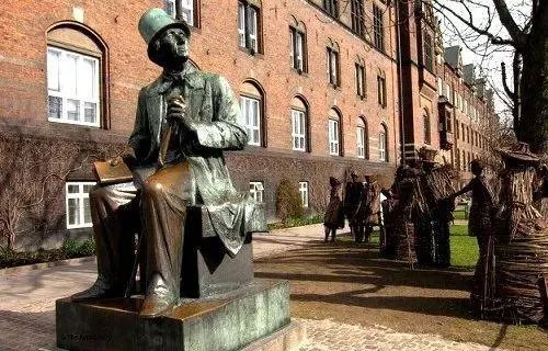 《丑小鸭》的作者是谁？