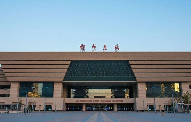 请问郑州东站服务电话是多少啊？
