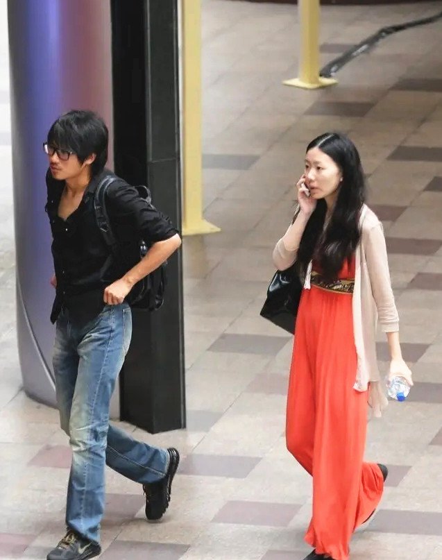 韩寒的妻子穿红色长裙配裸色开衫，这样搭配你喜欢吗？