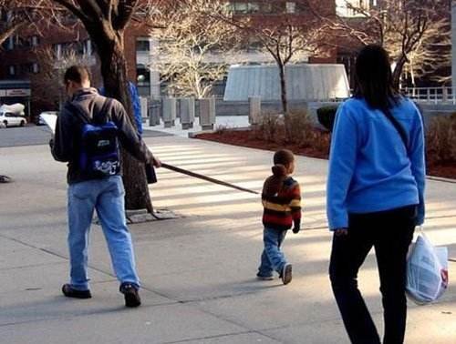 为什么外国人可以一个人带孩子，而中国人要一家子带？这样好吗？