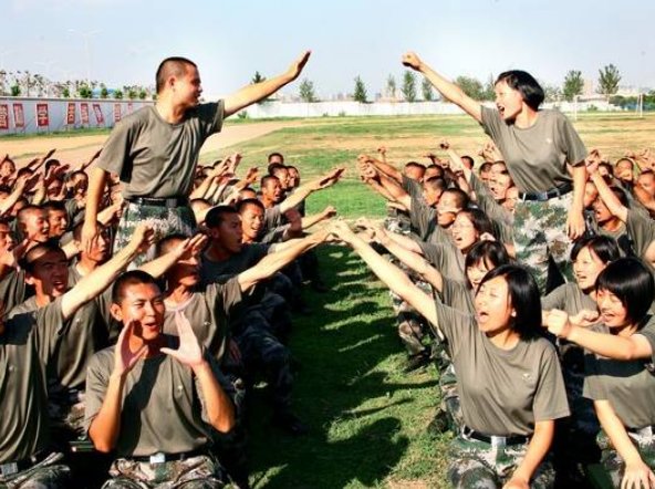 有歌词“过得硬的连队, 过得硬的兵”的歌叫什么名字？