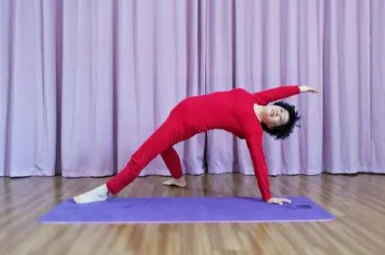 侧蹲式进入瑜伽狂野式的步骤详解