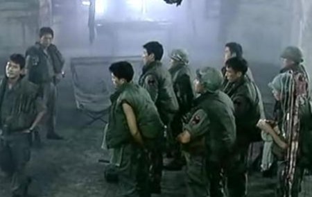 韩国的战争惊悚片《R高地》讲述的是什么意思？（不要复制简介）他们小队一直在寻找他们自己的尸体？