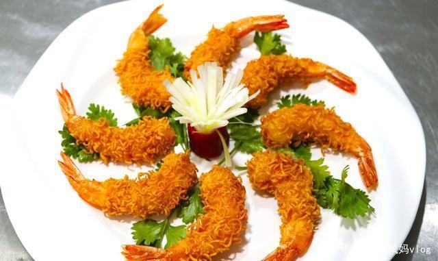 造型独特的凤尾虾是哪里的传统名菜？怎么做才能鲜香可口？
