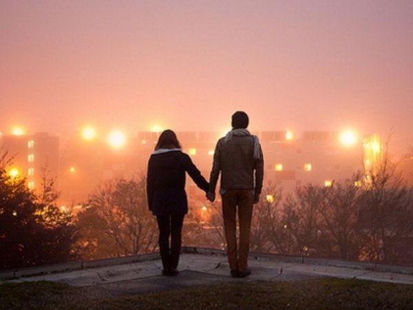 最灿烂的烟火总是先坠落,越是暖的经过反而越折磨是什么意思？