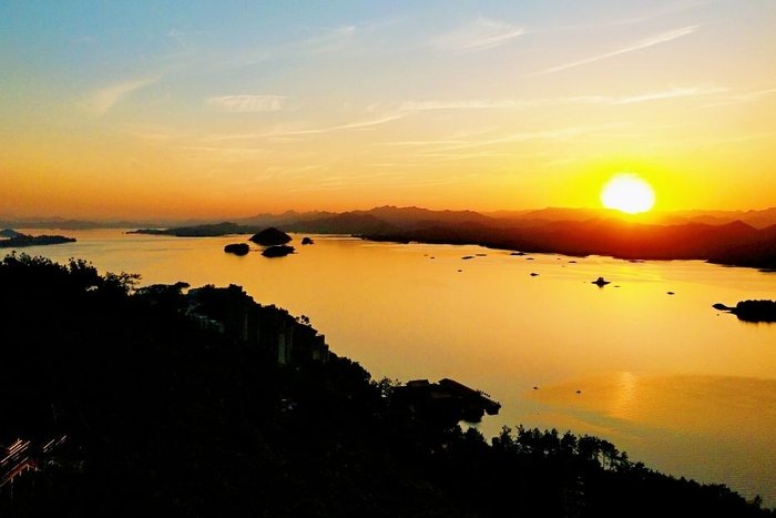 空里流霜不觉飞，汀上白沙看不见的意思