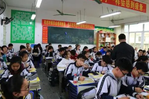 山高路远坑深,大军驰骋纵横是哪一年写的