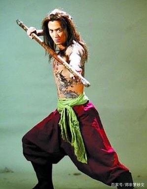 古典名著《水浒传》中，史进为什么被人称为九纹龙？