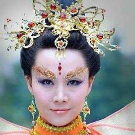 在《活佛济公》中章小惠对绿姬有什么样的感情?