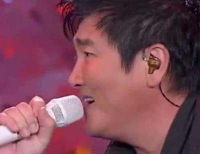 演唱会歌手带的耳机是干什么用的?