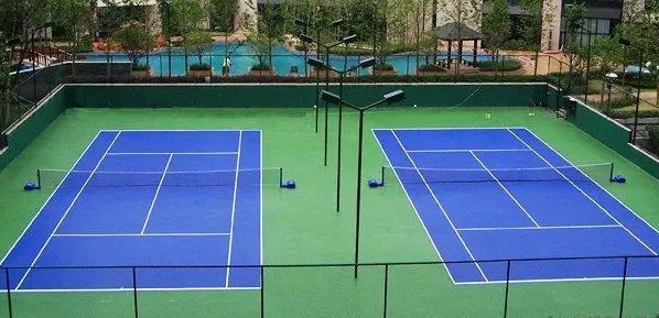 标准网球场的尺寸是多少？