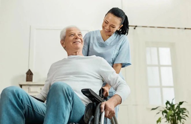 单身老人与保姆同居是否违法呢