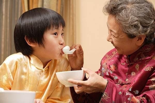 老人咽气谁在身边谁有福吗？