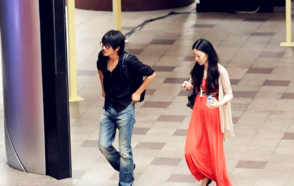 韩寒的妻子穿红色长裙配裸色开衫，这样搭配你喜欢吗？