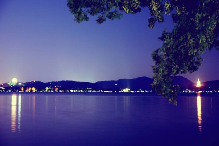 空里流霜不觉飞，汀上白沙看不见的意思