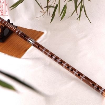 怀旧空吟闻笛赋，到乡翻似烂柯人。