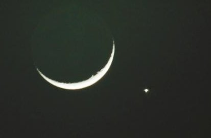 月亮旁边那个闪闪发光的星星叫什么？