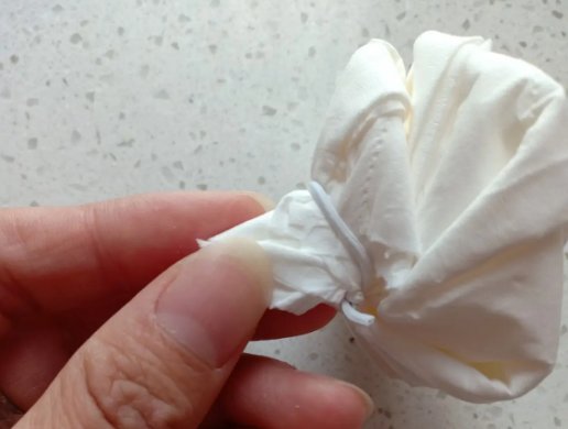 卫生纸玫瑰花折法5步