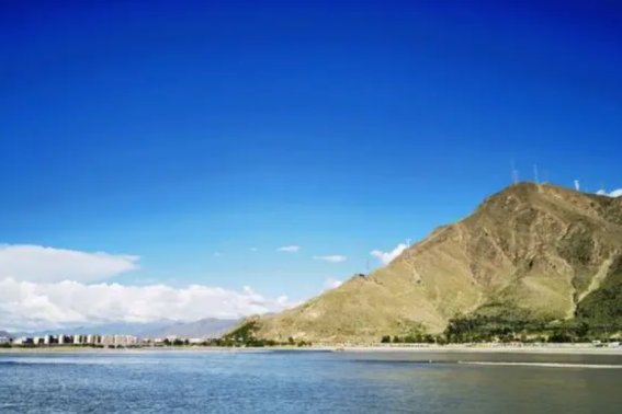 水天一色形容的是什么