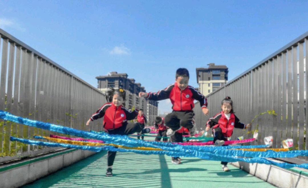 跨的拼音和组词和部首