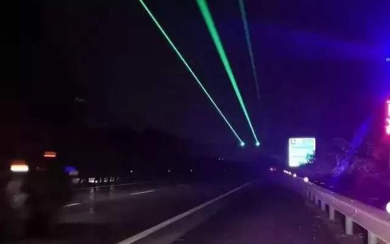 高速上的绿色激光灯是干嘛的呢？
