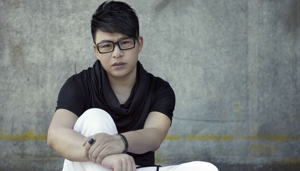 女人的泪一滴就醉、男人的心一碰就碎是那首歌的歌词