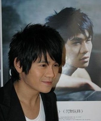 曹格在蒙面唱将里面唱的歌曲叫什么？