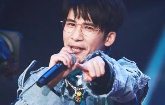 大张伟靠段子和综艺节目再度爆火，经纪人刘迎是如何将其“收入囊中”的？