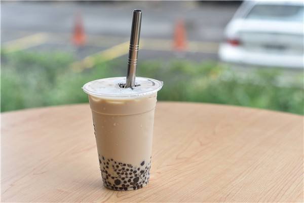 1岁萌宝偷喝垃圾桶里的奶茶，这么小的孩子能喝奶茶吗？