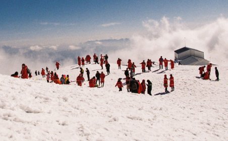如何看待玉龙雪山8月飘雪的这种现象呢？