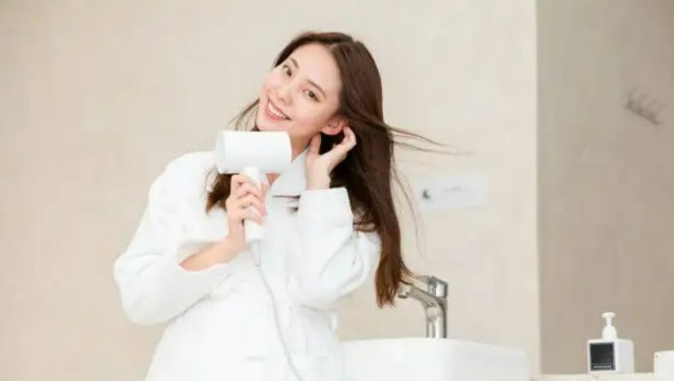 吹风机吹干头发的顺序