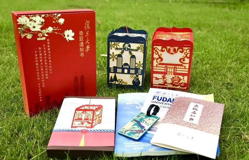 街边修车的父亲拆儿子录取通知书笑开花，背后有着怎样的励志故事？