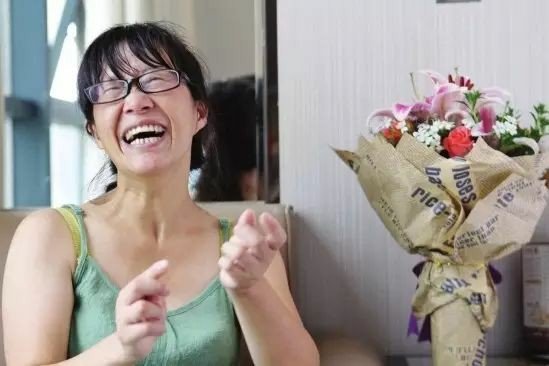 余秀华不惜让自己站在刀刃上而色解唐诗，她为何这样做？