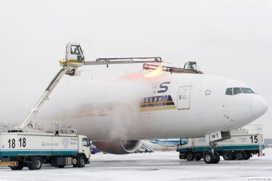 烟台机场一飞机与除冰车相撞,造成此事故的原因是什么?