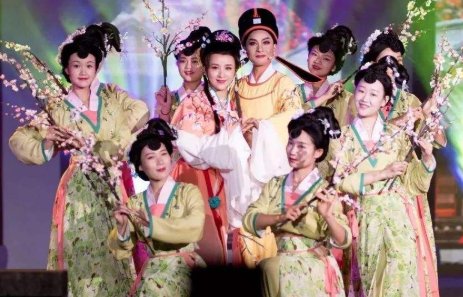 大雪天台下空无一人剧团照常演出,他们为何要这么做?