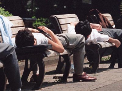 广场舞大妈一把拽回轻生女子，为何很多年轻人选择轻生？